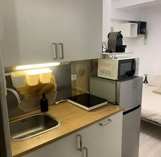 Studio-proche Gares * Versalles